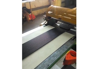 XJD-120x14D銷釘抽真空(排氣)冷喂料擠出機(jī)，擠出平板硫化機(jī)，橡膠注射機(jī)用的無氣泡預(yù)成型膠條。