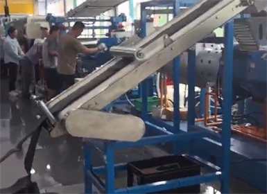 Φ220x14D銷釘抽真空(排氣)冷喂料擠出機(jī)—擠出無氣孔、高密實的膠板